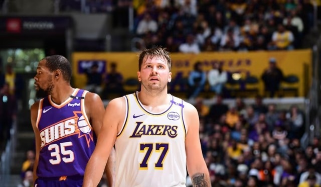 九游体育APP-包含湖人不断突破！，东契奇连续二十场比赛得分超过爆冷观众掌声雷动的词条